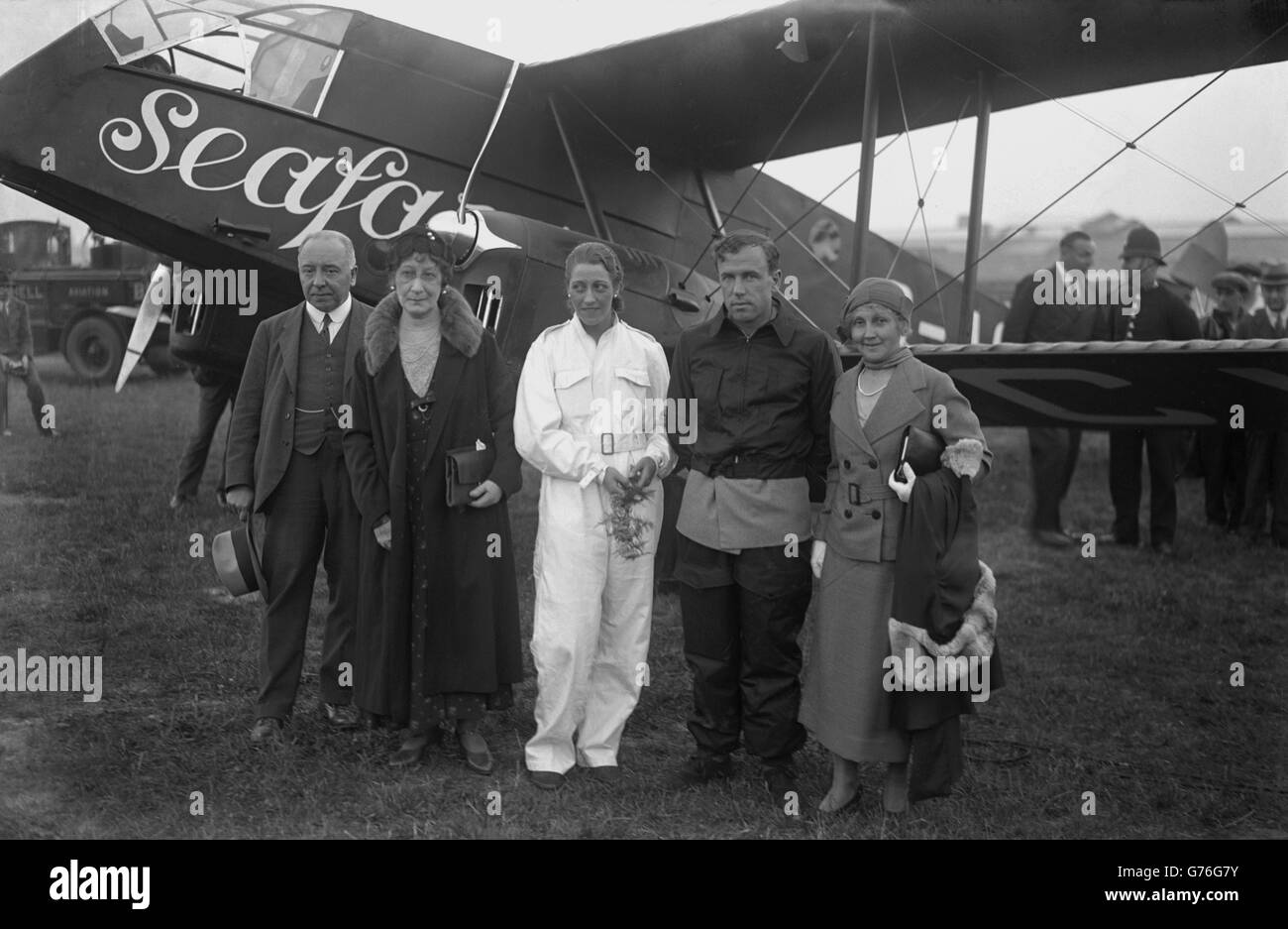 Amy Johnson und ihr Mann, Jim Mollison, posieren mit beiden Elternteilen, bevor das Paar ihren G-ACCV - namens 'Seafarer' - A de Havilland DH.84 Dragon I, nonstop von Pendine Sands, South Wales, in die Vereinigten Staaten flog. Stockfoto