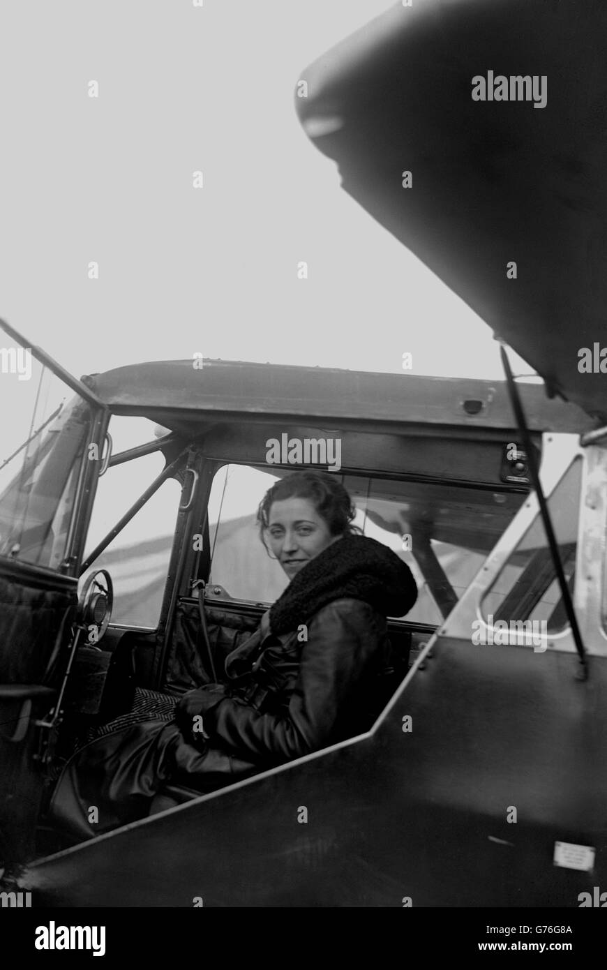 Amy Johnson (Mrs Mollison) in ihrer Maschine auf dem Stag Lane Aerodrome, bevor sie nach Lympne in Kent flog. Stockfoto
