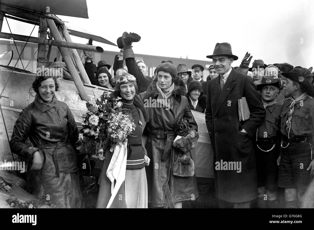 Luftfahrt - Amy Johnson und Winifred Spooner - Croyden. Amy Johnson und Winifred Spooner begrüßen den Hon. Mr. Bruce bei der Ankunft in Croydon. Stockfoto