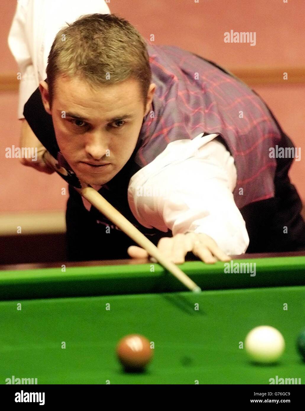 Finale des Snookers der Embassy World/Hendry. Stephen Hendry im Einsatz gegen Peter Ebdon während des Embassy World Snooker Championship Finals im Crucible, Sheffield. Stockfoto