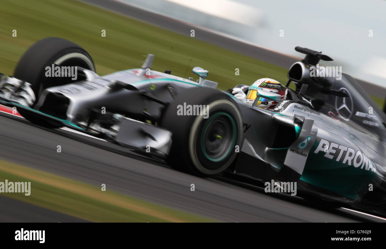 Mercedes' Lewis Hamilton während des Trainingstages auf dem Silverstone Circuit, Towcester. DRÜCKEN SIE VERBANDSFOTO. Bilddatum: Freitag, 4. Juli 2014. Siehe PA Story AUTO British. Bildnachweis sollte lauten: David Davies/PA Wire. Stockfoto