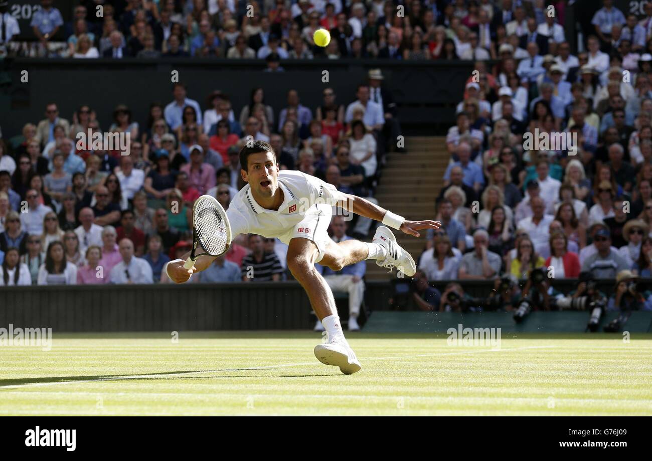 Der serbische Novak Djokovic greift während des 14. Tages der Wimbledon-Meisterschaft im All England Lawn Tennis and Croquet Club in Wimbledon nach einem Schuss im Herrenfinale gegen den Schweizer Roger Federer. Stockfoto