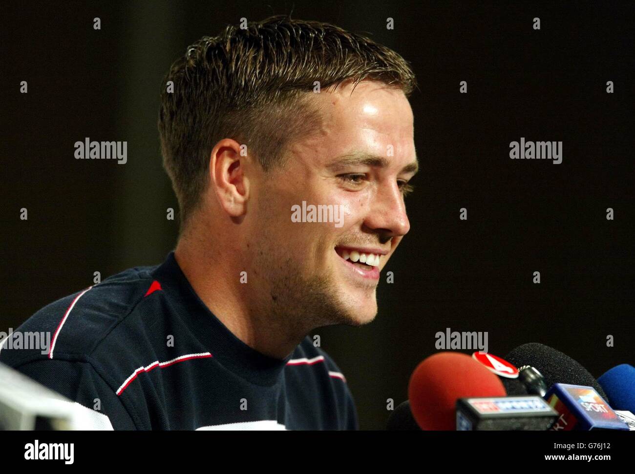 Der englische Michael Owen während einer Pressekonferenz in Awaji, Japan. England spielt Argentinien in ihrer zweiten WM-Meisterschaft. Stockfoto