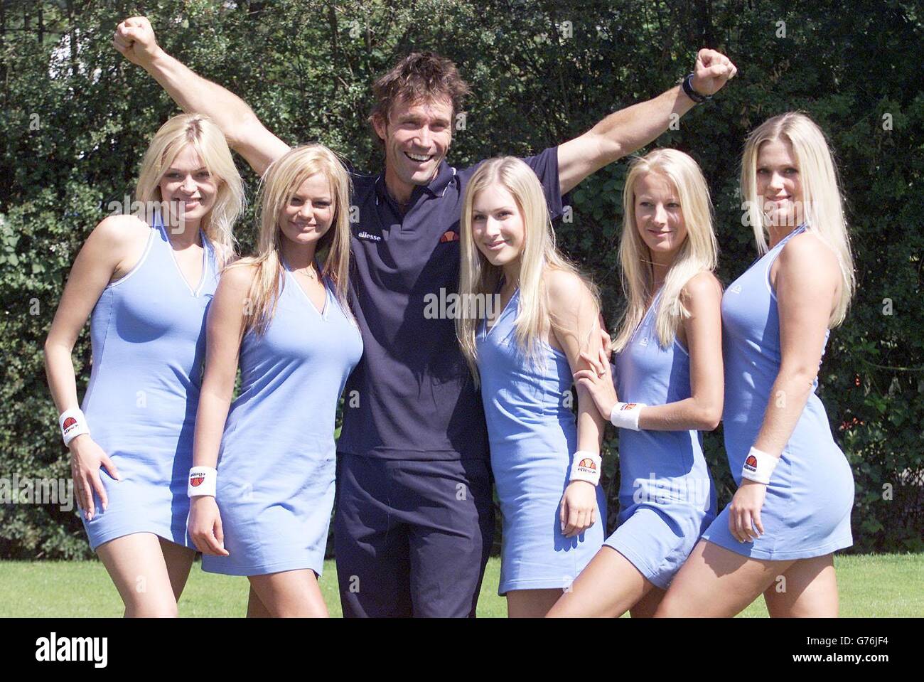 NUR FÜR REDAKTIONELLE ZWECKE, KEINE KOMMERZIELLE VERWENDUNG. Der ehemalige Wimbledon-Männer-Einzel-Champion Pat Cash kommt am ersten Tag der Meisterschaft im All England Lawn Tennis Club an, und Anna Kournikova ist im Look-Alike. Stockfoto