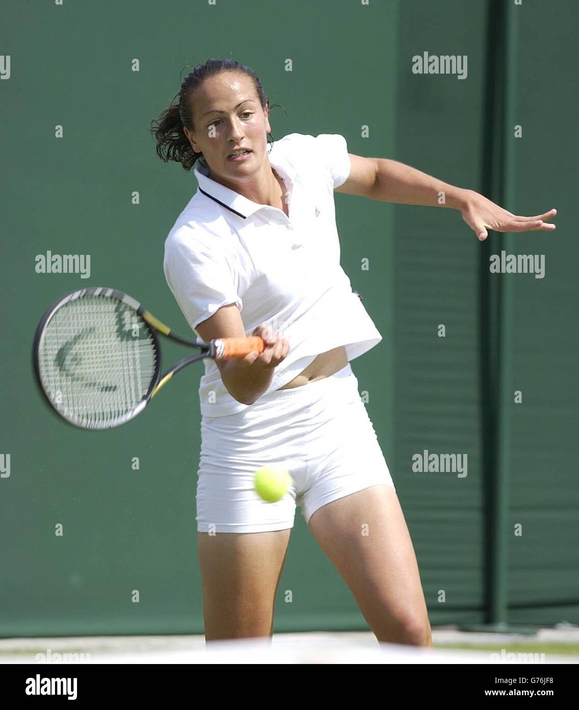 KEINE KOMMERZIELLE NUTZUNG. Großbritanniens junge Tennishofferin Jane O'Donoghue 19 übt in Wimbledon vor ihrem Spiel auf dem Center Court gegen Venus Williams, die Titelverteidigerin. Stockfoto