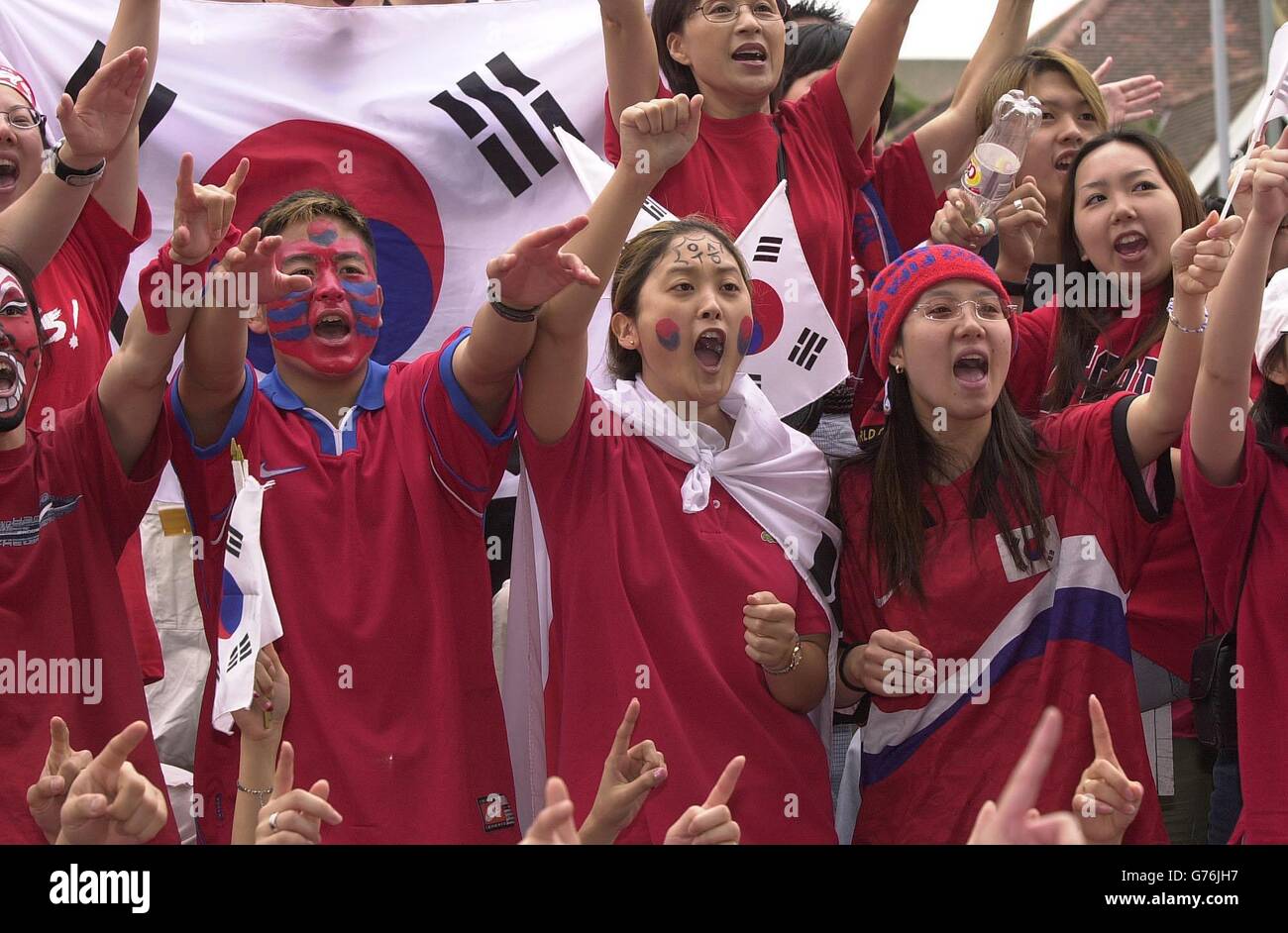 Südkoreanische Fans im Fountain Pub in New Malden, Surrey, sehen sich das Halbfinale der Fußball-Weltmeisterschaft gegen Deutschland in Japan an. Stockfoto
