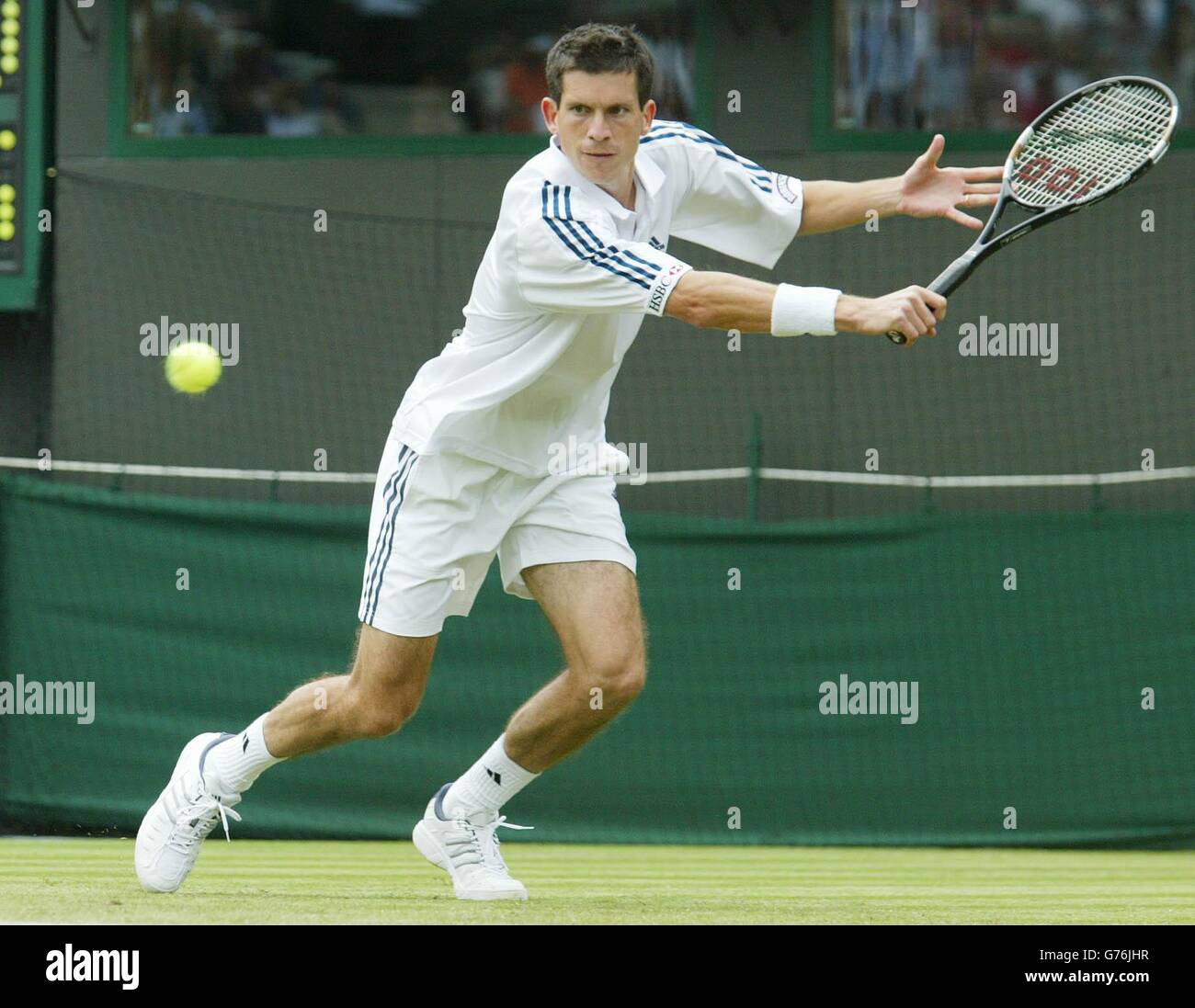 NUR FÜR REDAKTIONELLE VERWENDUNG, KEINE KOMMERZIELLE VERWENDUNG: Der britische Seed Tim Henman hat gegen Jean Francois Bachelot aus Frankreich vor Gericht 1 in Wimbledon Klage erhoben. Stockfoto NUR FÜR REDAKTIONELLE VERWENDUNG, KEINE KOMMERZIELLE VERWENDUNG: Der britische Seed Tim Henman hat gegen Jean Francois Bachelot aus Frankreich vor Gericht 1 in Wimbledon Klage erhoben. Stockfoto