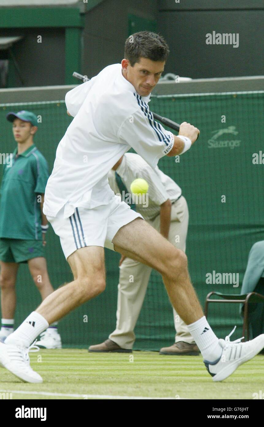 NUR FÜR REDAKTIONELLE VERWENDUNG, KEINE KOMMERZIELLE VERWENDUNG: Der britische Seed Tim Henman hat gegen Jean Francois Bachelot aus Frankreich vor Gericht 1 in Wimbledon Klage erhoben. Stockfoto NUR FÜR REDAKTIONELLE VERWENDUNG, KEINE KOMMERZIELLE VERWENDUNG: Der britische Seed Tim Henman hat gegen Jean Francois Bachelot aus Frankreich vor Gericht 1 in Wimbledon Klage erhoben. Stockfoto