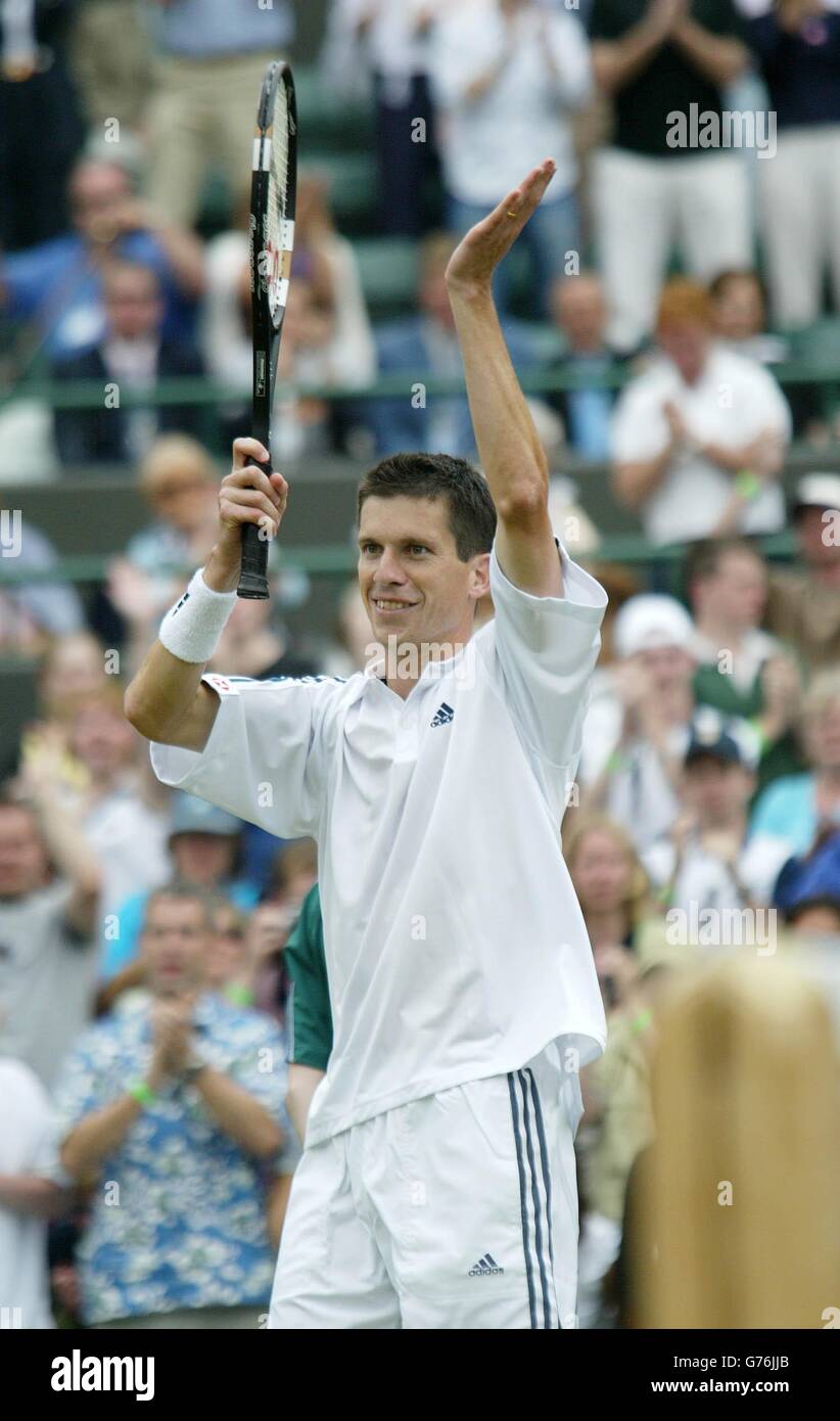 NUR FÜR REDAKTIONELLE ZWECKE, KEINE KOMMERZIELLE VERWENDUNG. Der britische Nummer eins, Tim Henman, applaudiert der Menge nach seinem bequemen Sieg in der ersten Runde gegen den Franzosen Jean Francois Bachelot auf dem ersten Platz in Wimbledon. Henman triumphierte in geraden Sätzen mit 6:1/6:3/6:2. Stockfoto NUR FÜR REDAKTIONELLE ZWECKE, KEINE KOMMERZIELLE VERWENDUNG. Der britische Nummer eins, Tim Henman, applaudiert der Menge nach seinem bequemen Sieg in der ersten Runde gegen den Franzosen Jean Francois Bachelot auf dem ersten Platz in Wimbledon. Henman triumphierte in geraden Sätzen mit 6:1/6:3/6:2. Stockfoto