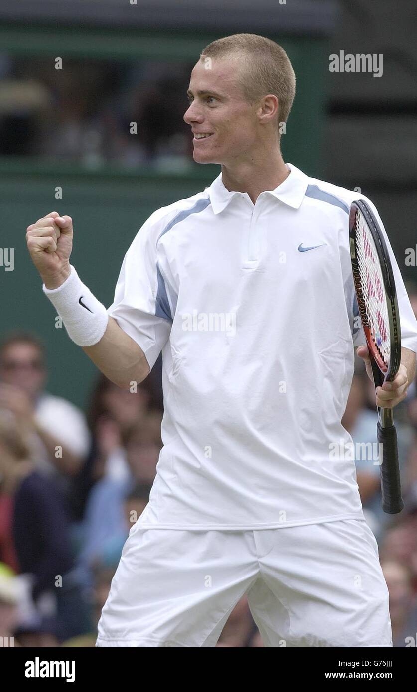 KEINE KOMMERZIELLE NUTZUNG. Der Australier Lleyton Hewitt, die Nummer eins der Männer, feiert seinen dreifachen Sieg über Jonas Bjorkman aus Schweden in Wimbledon. Endergebnis 6:4/7:5/6:1. Stockfoto