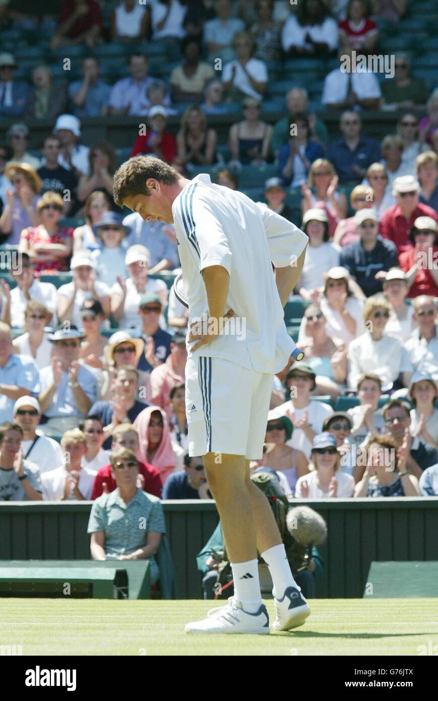 NUR FÜR REDAKTIONELLE ZWECKE, KEINE KOMMERZIELLE VERWENDUNG. Der zweite Samen Marat Safin aus Russland hängt sich den Kopf, nachdem er das Eröffnungsset gegen den belgischen Olivier Rochus am Centre Court in Wimbledon verloren hat. Stockfoto NUR FÜR REDAKTIONELLE ZWECKE, KEINE KOMMERZIELLE VERWENDUNG. Der zweite Samen Marat Safin aus Russland hängt sich den Kopf, nachdem er das Eröffnungsset gegen den belgischen Olivier Rochus am Centre Court in Wimbledon verloren hat. Stockfoto