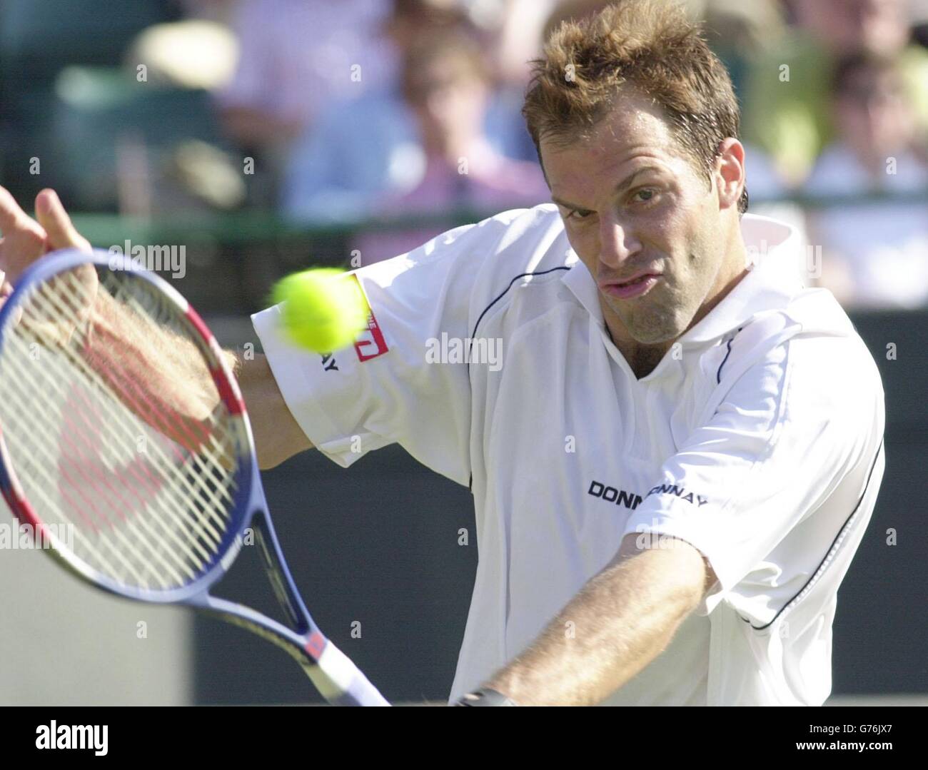 KEINE KOMMERZIELLE NUTZUNG. Greg Rusedski greift in seinem Spiel gegen Hyung-Taik Lee aus Korea auf dem Court One in Wimbledon nach einer Rückhand zurück. Stockfoto