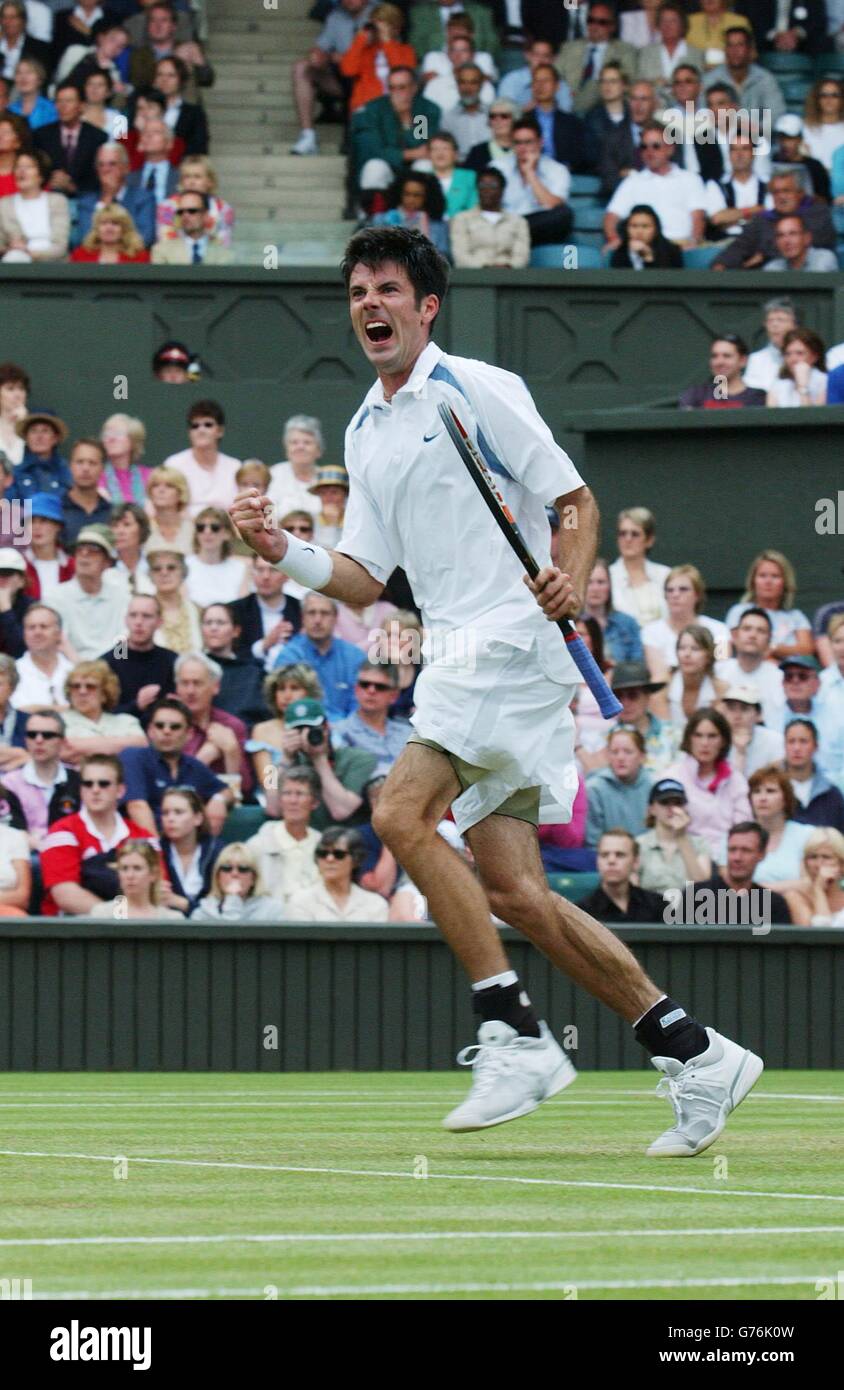 , KEINE KOMMERZIELLE NUTZUNG : Jeff Morrison aus den USA feiert den Gewinn des zweiten Satzes von Spanien Juan Carlos Ferrero, der 9. Samen auf dem Center Court in Wimbledon. Stockfoto