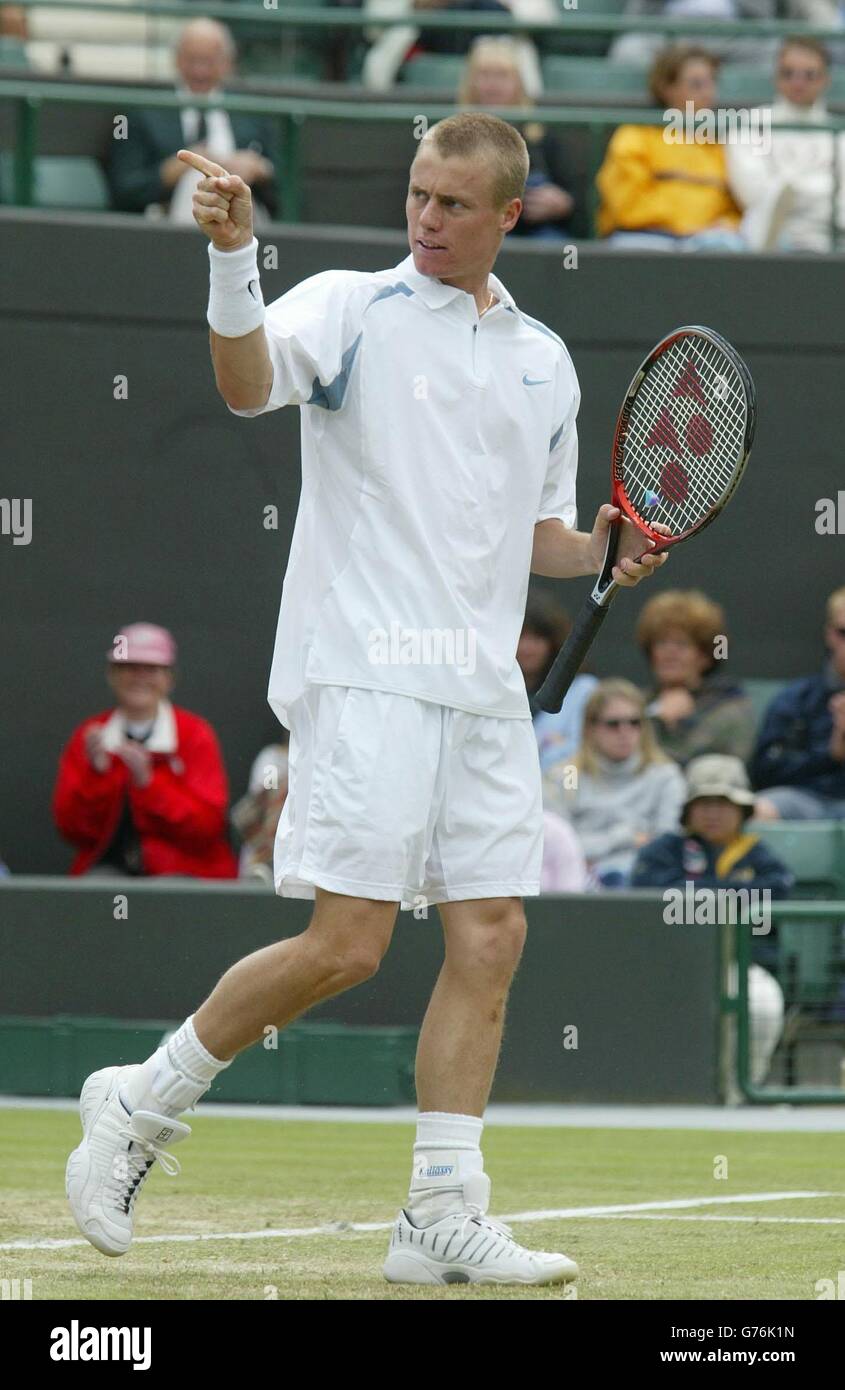 NUR FÜR REDAKTIONELLE VERWENDUNG, KEINE KOMMERZIELLE VERWENDUNG : der Australier Lleyton Hewitt signalisiert, dass er die Nummer eins ist, nachdem er Gregory Carraz aus Frankreich vor Gericht in Wimbledon besiegt hat. Hewitt triumphierte in geraden Sätzen 6:4/7:6/6:2. Stockfoto NUR FÜR REDAKTIONELLE VERWENDUNG, KEINE KOMMERZIELLE VERWENDUNG : der Australier Lleyton Hewitt signalisiert, dass er die Nummer eins ist, nachdem er Gregory Carraz aus Frankreich vor Gericht in Wimbledon besiegt hat. Hewitt triumphierte in geraden Sätzen 6:4/7:6/6:2. Stockfoto