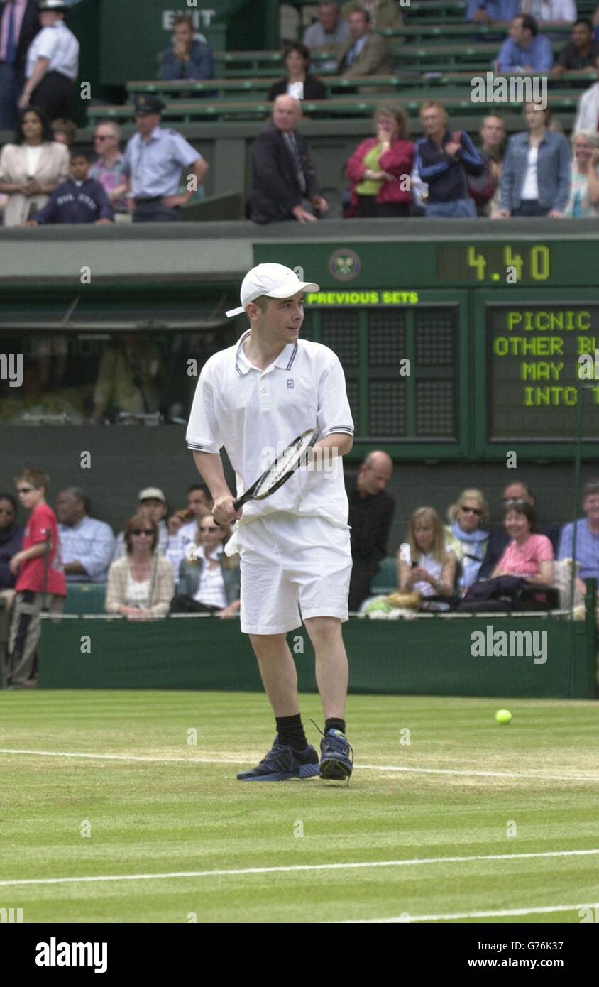 KEINE KOMMERZIELLE NUTZUNG. Einer von zwei praktischen Jokern in Tennis-Weißen gekleidet, die den Center Court in Wimbledon und spielte eine Rallye, bevor sie von der Sicherheit eskortiert. PA Foto: Rebecca Naden. Stockfoto