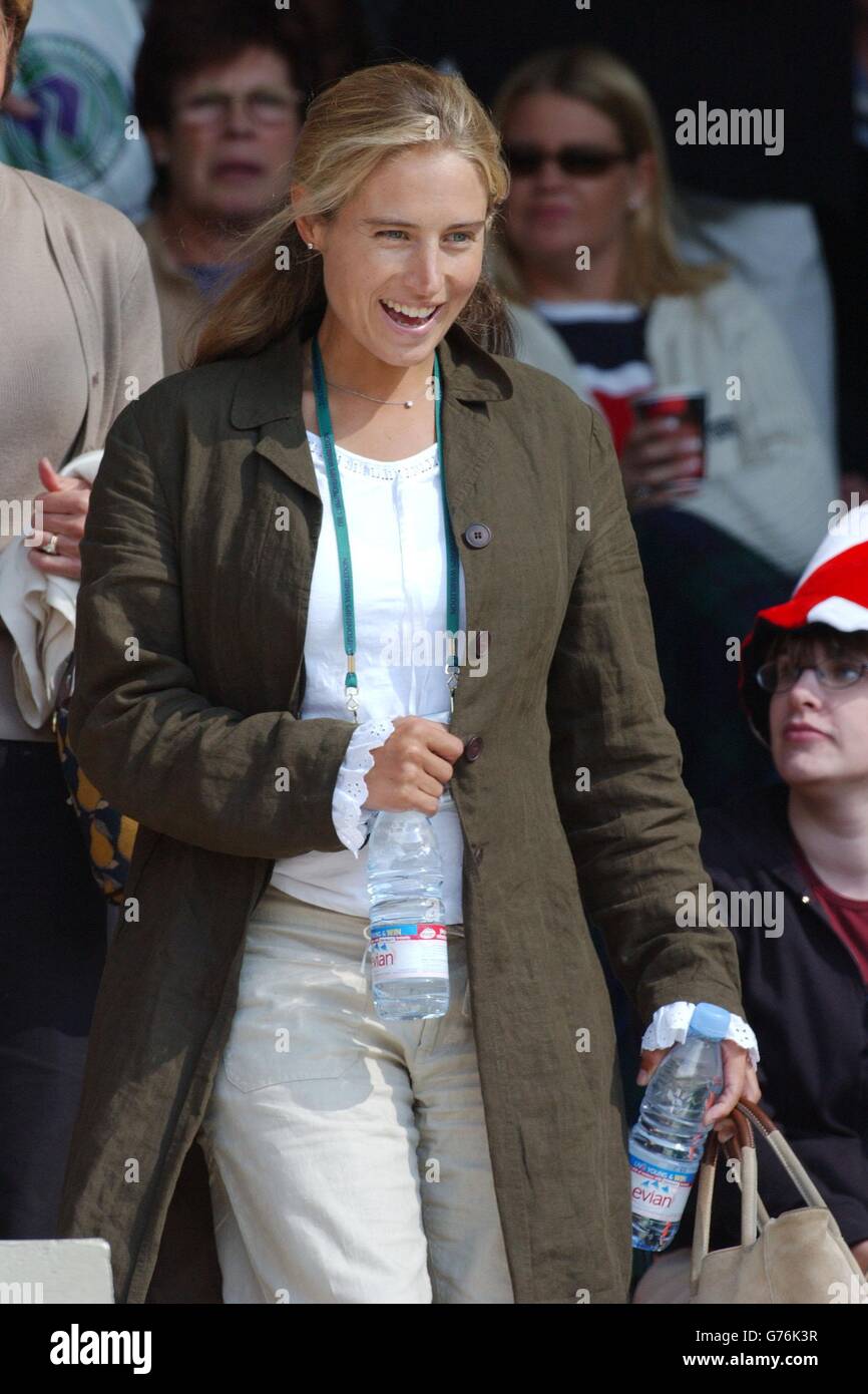 KEINE KOMMERZIELLE NUTZUNG. Lucy Henman, die schwangere Frau des britischen Tennisstars Tim Henman, kommt, um ihrem Mann beim Spielen von Scott Draper aus Australien auf dem On the Centre Court in Wimbledon zu zusehen. Stockfoto