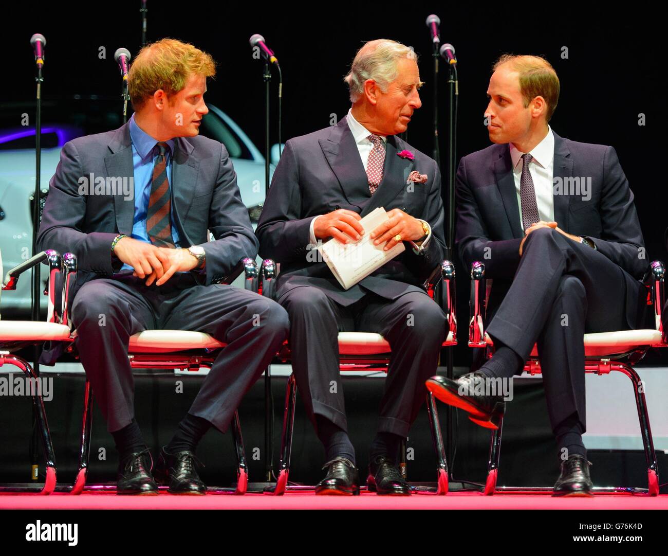 (Links - rechts) Prinz Harry, der Prinz von Wales und der Herzog von Cambridge beim Business in the Community (BITC) 2014 Responsible Business Awards Galadiner in der Royal Albert Hall, London. Stockfoto