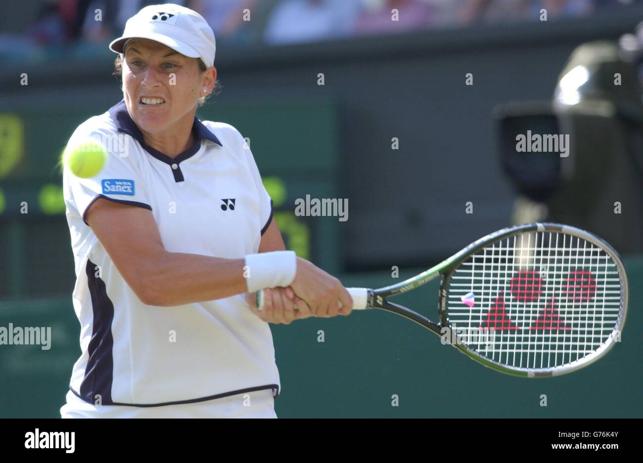 KEINE KOMMERZIELLE NUTZUNG. Die Amerikanerin Monica Seles auf dem Weg zum Sieg über Rossana Neffa-De Los Rios aus Paraguay am Centre Court in Wimbledon. Seles gewann in geraden Sätzen 6:4/6:1. PA Foto: Rebecca Naden Stockfoto