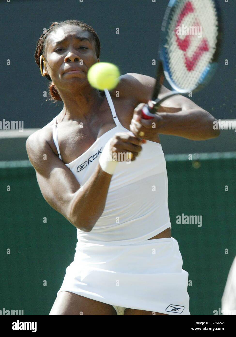 NUR FÜR REDAKTIONELLE ZWECKE, KEINE KOMMERZIELLE VERWENDUNG. Venus Williams, eine der besten Frauen der USA, ist vor Gericht 1 in Wimbledon gegen die spanische Amerikanerin Virginia Ruano Pascual in Aktion. Williams ging nach einem geraden Satz Sieg 6:3/6:1 in die nächste Runde. Stockfoto NUR FÜR REDAKTIONELLE ZWECKE, KEINE KOMMERZIELLE VERWENDUNG. Venus Williams, eine der besten Frauen der USA, ist vor Gericht 1 in Wimbledon gegen die spanische Amerikanerin Virginia Ruano Pascual in Aktion. Williams ging nach einem geraden Satz Sieg 6:3/6:1 in die nächste Runde. Stockfoto
