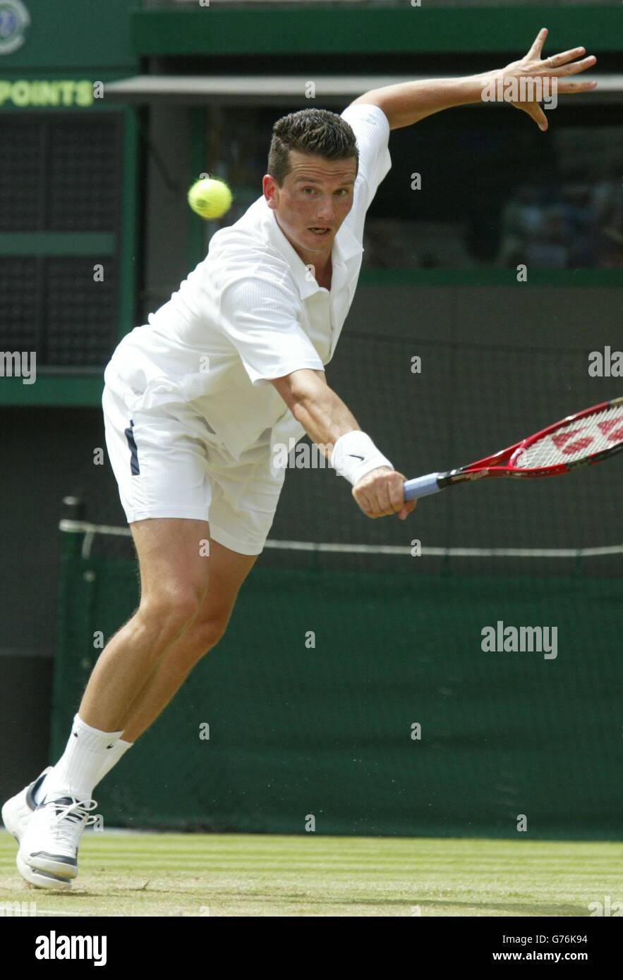 NUR FÜR REDAKTIONELLE ZWECKE, KEINE KOMMERZIELLE VERWENDUNG. Der ehemalige Champion Richard Krajicek aus den Niederlanden im Einsatz, bevor er im All England Lawn Tennis Club in Wimbledon auf Platz 1 gegen den Thailänder Paradorn Srichaphan gewonnen hat. *..Krajicek triumphierte in geraden Sätzen über den jungen Thailänder, 7:6/6:4/6:2. Stockfoto NUR FÜR REDAKTIONELLE ZWECKE, KEINE KOMMERZIELLE VERWENDUNG. Der ehemalige Champion Richard Krajicek aus den Niederlanden im Einsatz, bevor er im All England Lawn Tennis Club in Wimbledon auf Platz 1 gegen den Thailänder Paradorn Srichaphan gewonnen hat. *..Krajicek triumphierte in geraden Sätzen über den jungen Thailänder, 7:6/6:4/6:2. Stockfoto