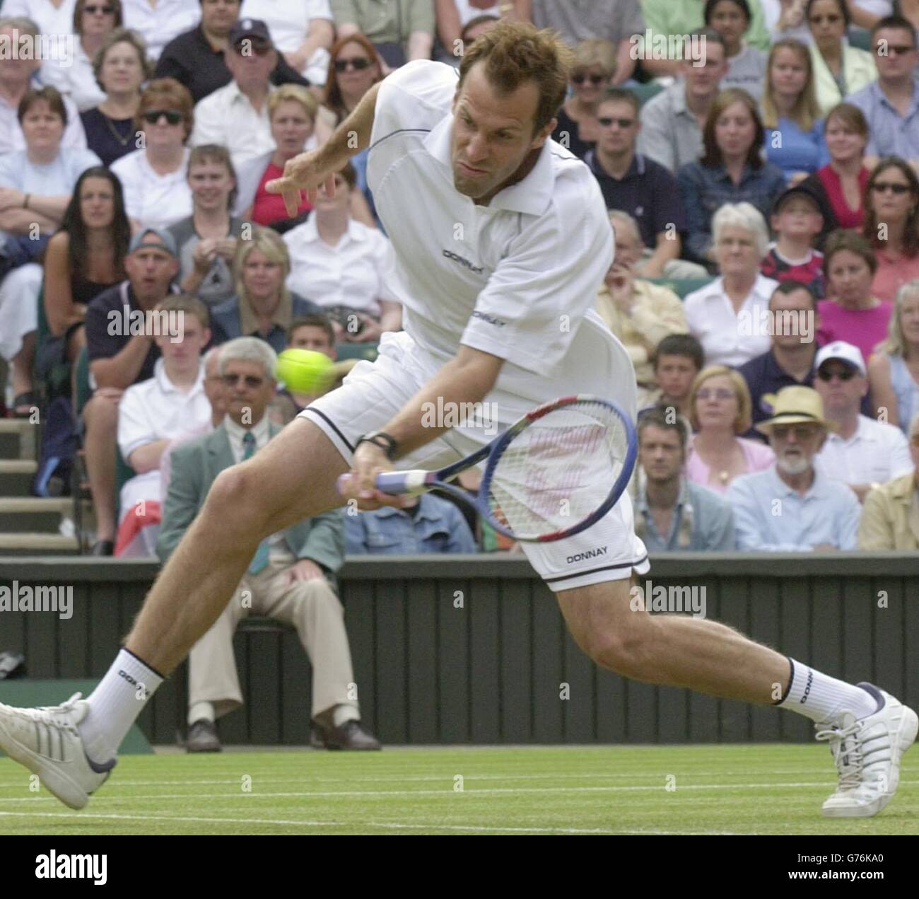 KEINE KOMMERZIELLE NUTZUNG. Greg Rusedski im Kampf gegen den Amerikaner Andy Roddick am Center Court in Wimbledon. Stockfoto