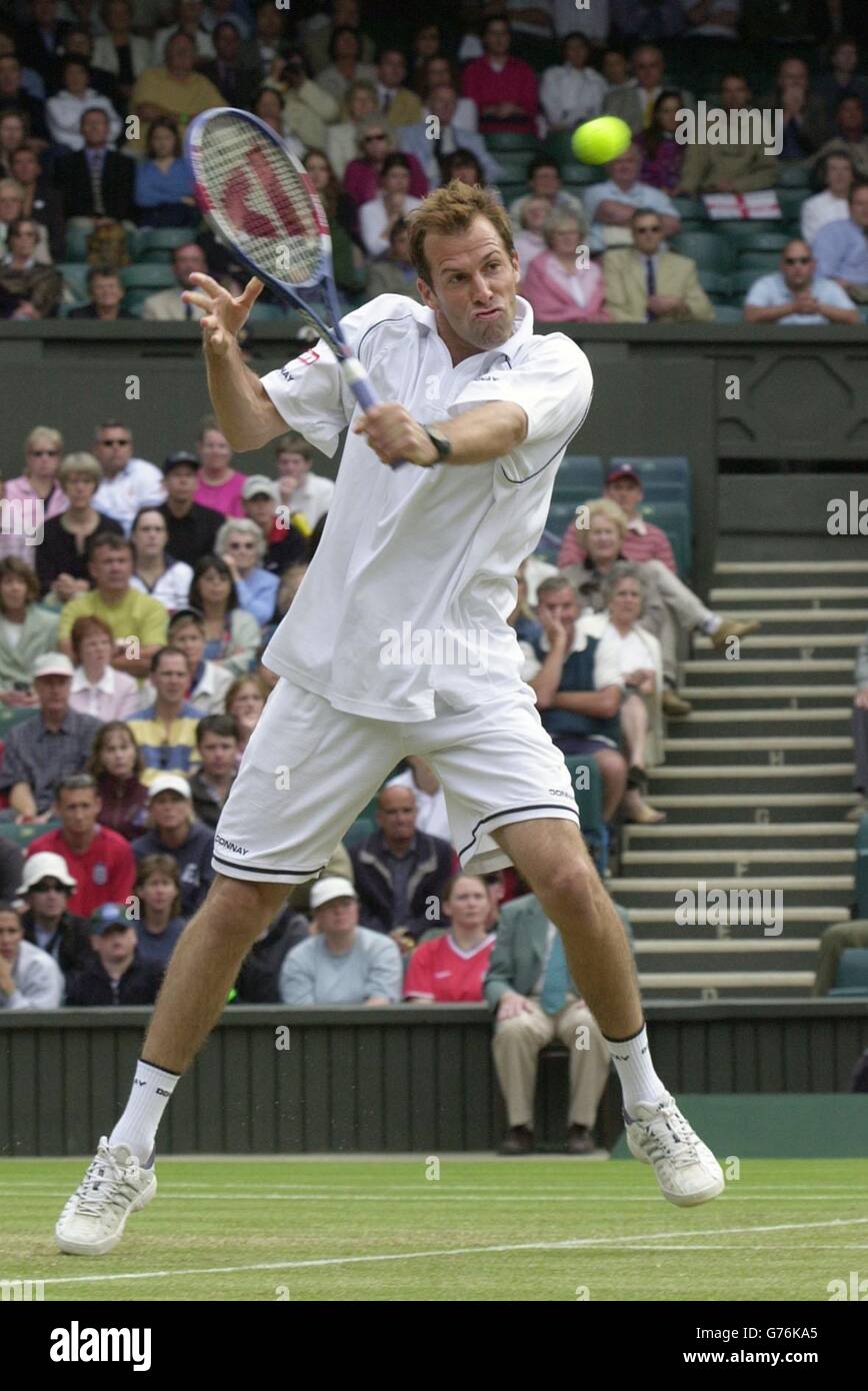 KEINE KOMMERZIELLE NUTZUNG. Greg Rusedski im Kampf gegen den Amerikaner Andy Roddick am Center Court in Wimbledon. Stockfoto