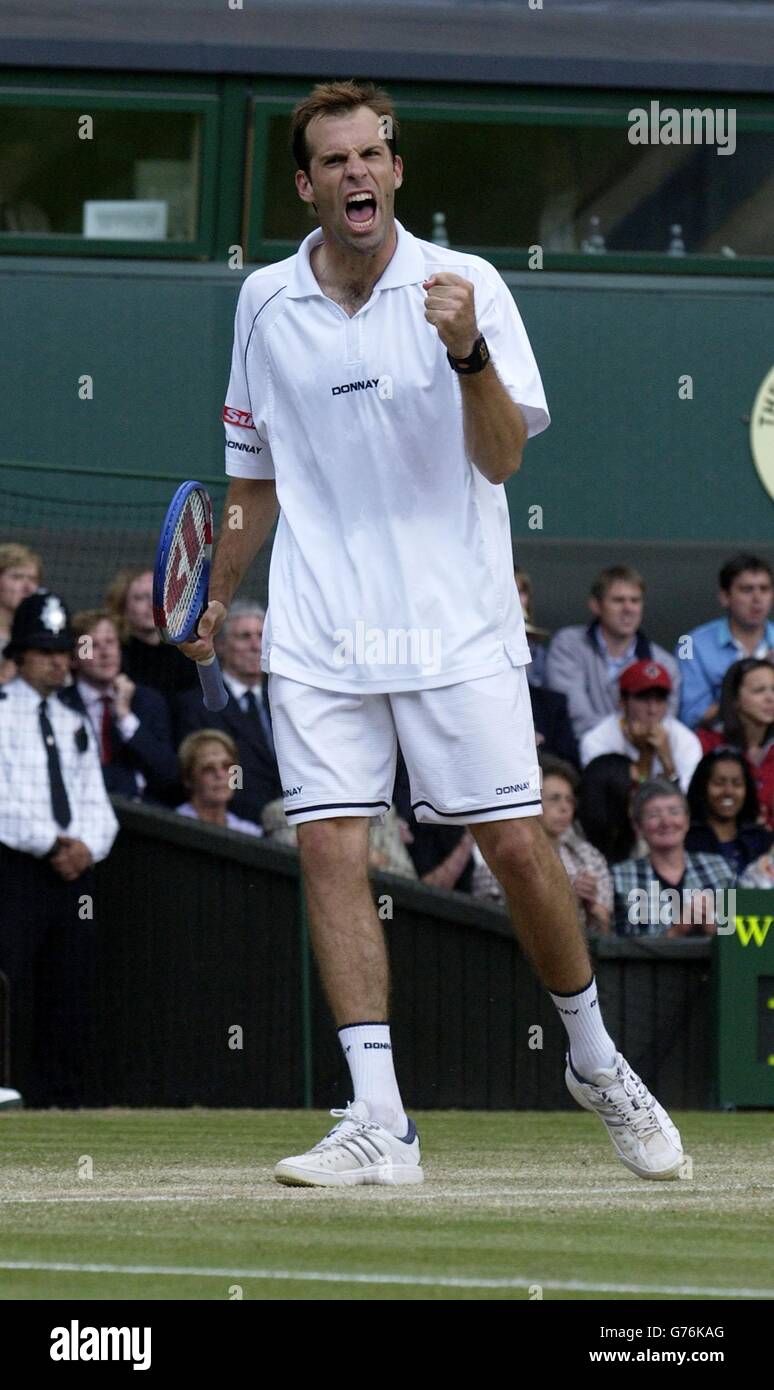 KEINE KOMMERZIELLE NUTZUNG. Greg Rusedski feiert im Endspiel gegen den Amerikaner Andy Roddick am Center Court in Wimbledon den Breakpoint. Rusedski triumphierte bequem in geraden Sätzen 6:3/6:1/6:2. Stockfoto