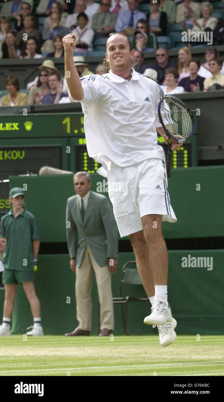 KEINE KOMMERZIELLE NUTZUNG. Xavier Malisse aus Belgien feiert den Sieg über Jewgeni Kafelnikov, den 5. Samen aus Russland auf dem Centre Court in Wimbledon. Endergebnis 7:6/7:5/6:1. Stockfoto