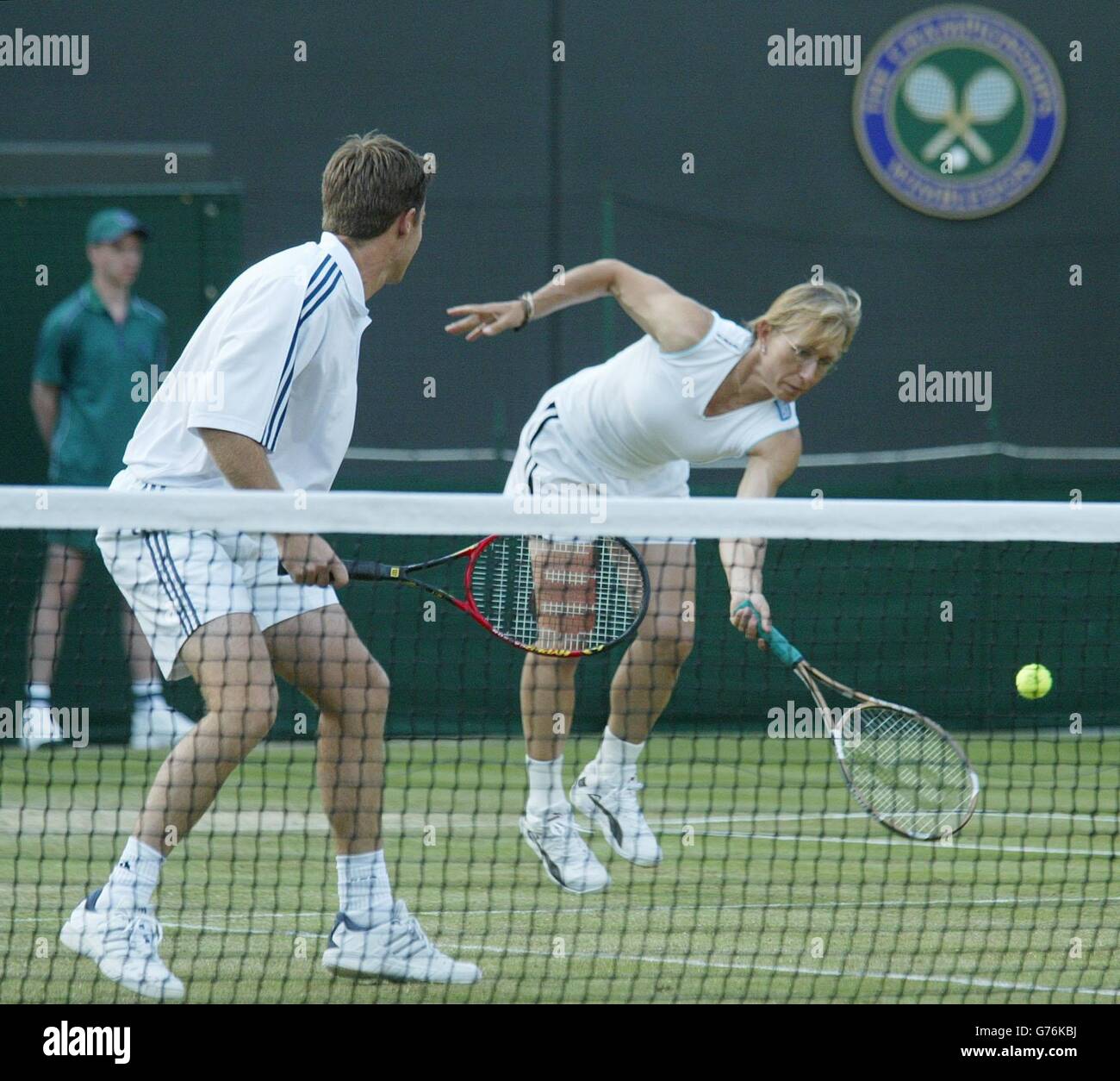 NUR FÜR REDAKTIONELLE ZWECKE, KEINE KOMMERZIELLE VERWENDUNG. Die legendäre amerikanische Tennisstar Martina Navratilova jagt während ihres gemischten Doppelschlages auf dem Court One in Wimbledon einen niedrigen Cross-Court-Ball. Miss Navratalova wurde von Todd Woodbridge gegen Miss Meilen TU aus und Mardy Fish aus Amerika in einer Partnernege geführt. Stockfoto NUR FÜR REDAKTIONELLE ZWECKE, KEINE KOMMERZIELLE VERWENDUNG. Die legendäre amerikanische Tennisstar Martina Navratilova jagt während ihres gemischten Doppelschlages auf dem Court One in Wimbledon einen niedrigen Cross-Court-Ball. Miss Navratalova wurde von Todd Woodbridge gegen Miss Meilen TU aus und Mardy Fish aus Amerika in einer Partnernege geführt. Stockfoto