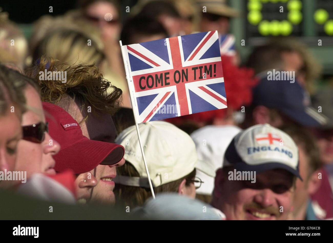 KEINE KOMMERZIELLE NUTZUNG. Tausende von Tennisfans werden in Wimbledon erwartet, um Tim Henman bei den Meisterschaften anzufeuern. Henman steht vor dem ungesiedeten Südafrikaner Wayne Ferreira am Centre Court. *... um einen Platz im Viertelfinale zu gewinnen. Stockfoto