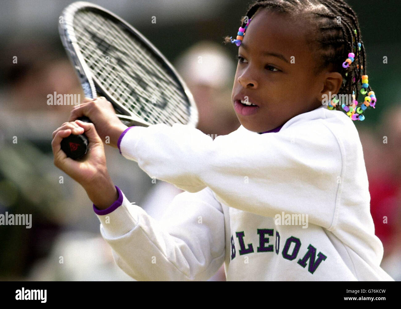 KEINE KOMMERZIELLE NUTZUNG. Savannah Challenger 9, zeigt ihre Tennis-Fähigkeiten in Wimbledon. Savannah und ihre identische Zwillingsschwester Kallum haben erst seit einem Jahr gespielt und hoffen, Serena und Venus Williams nachzueifern. Stockfoto