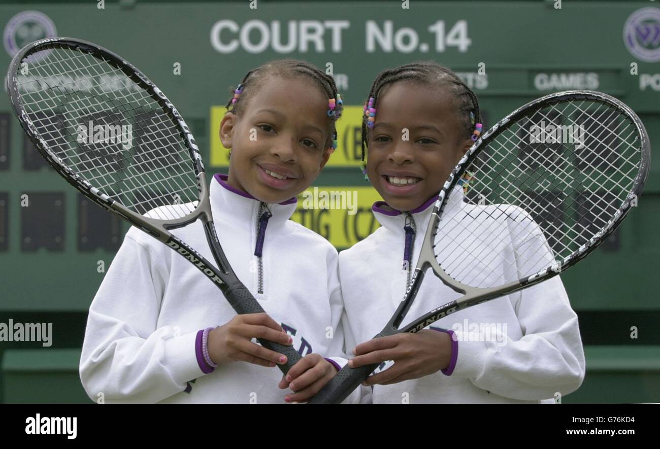 KEINE KOMMERZIELLE NUTZUNG. Identische Zwillingsschwestern Savannah und Kallum Challenger 9, in Wimbledon. Nachdem sie erst ein Jahr gespielt haben, hoffen sie letztlich, ihren Heldinnen Serena und Venus Williams nachzueifern. Stockfoto