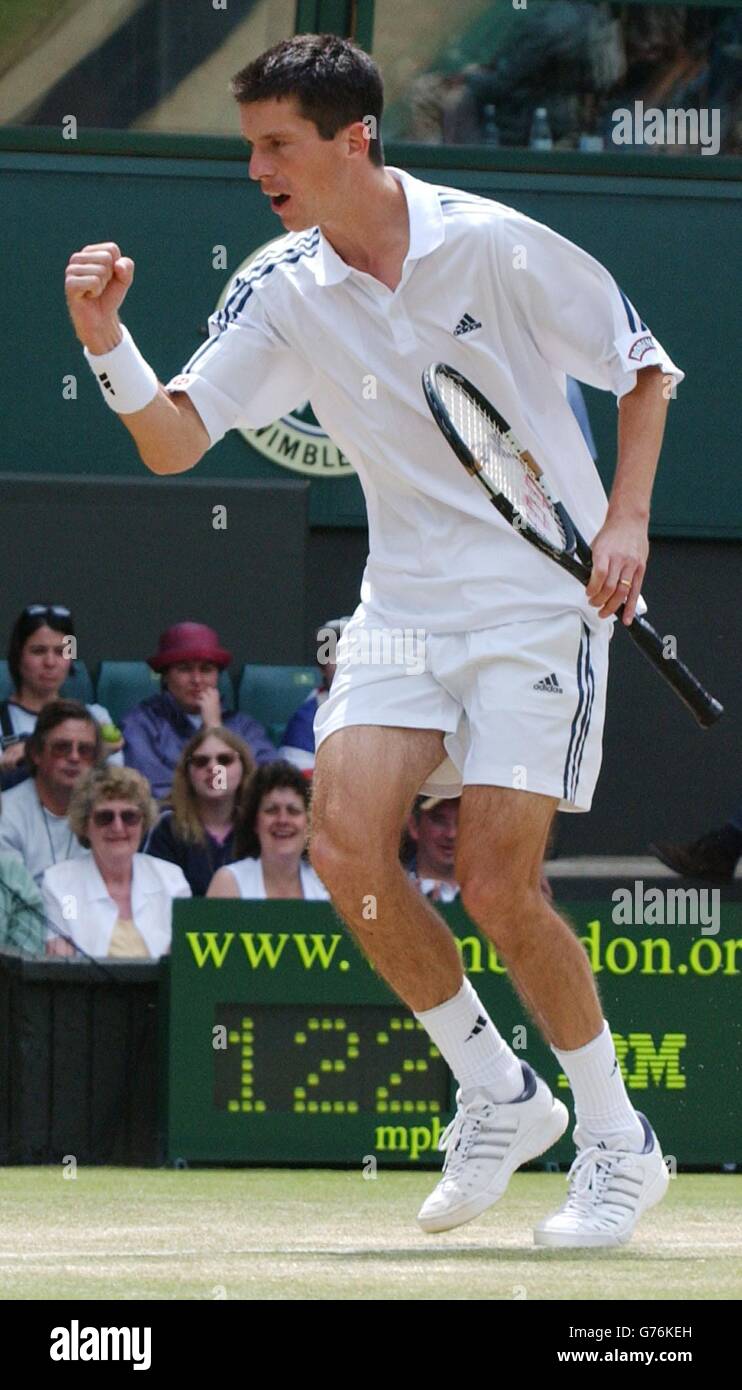 KEINE KOMMERZIELLE NUTZUNG. Der britische Tennisstar Tim Henman im Einzel gegen Wayne Ferreira aus Südafrika auf dem Centre Court in Wimbledon. Der Gewinner geht bis ins Viertelfinale. Stockfoto