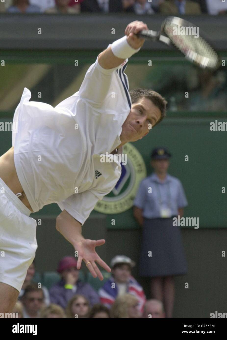 KEINE KOMMERZIELLE NUTZUNG. Der britische Tennisstar Tim Henman im Einzel gegen Wayne Ferreira aus Südafrika auf dem Centre Court in Wimbledon. Der Gewinner geht bis ins Viertelfinale. Stockfoto