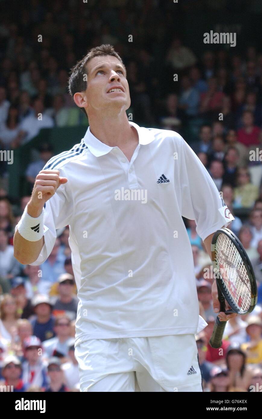 KEINE KOMMERZIELLE NUTZUNG. Der britische Tennisstar Tim Henman für Männer blickt in den Himmel, nachdem er einen entscheidenden Punkt gegen Wayne Ferreira aus Südafrika auf dem Center Court in Wimbledon gewonnen hat. Stockfoto
