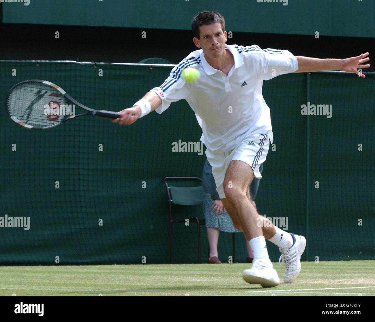 KEINE KOMMERZIELLE NUTZUNG. Der britische Tennisstar Tim Henman spielt in seinem Spiel gegen Wayne Ferreira aus Südafrika auf dem Center Court in Wimbledon eine Vorhand. Der Gewinner geht bis ins Viertelfinale. Stockfoto