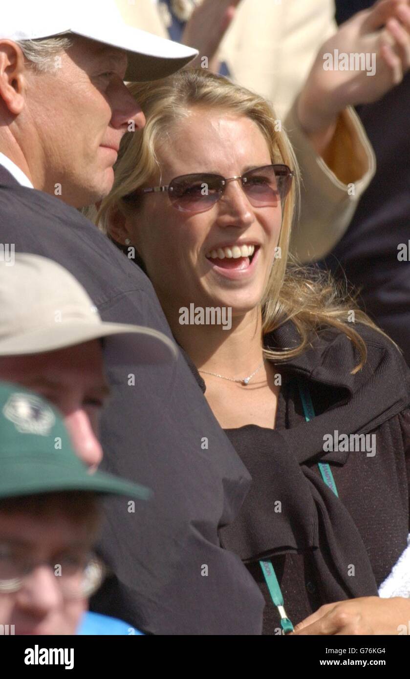 KEINE KOMMERZIELLE NUTZUNG. Trainer Larry Stefanki (links) und Lucy Henman beobachten ihren Mann Tim Henman während seines Spiels gegen Wayne Ferreira aus Südafrika am Center Court in Wimbledon. Henman gewann 7:6/3:6/7:6/6:1 und holte sich einen Platz im Viertelfinale. Stockfoto
