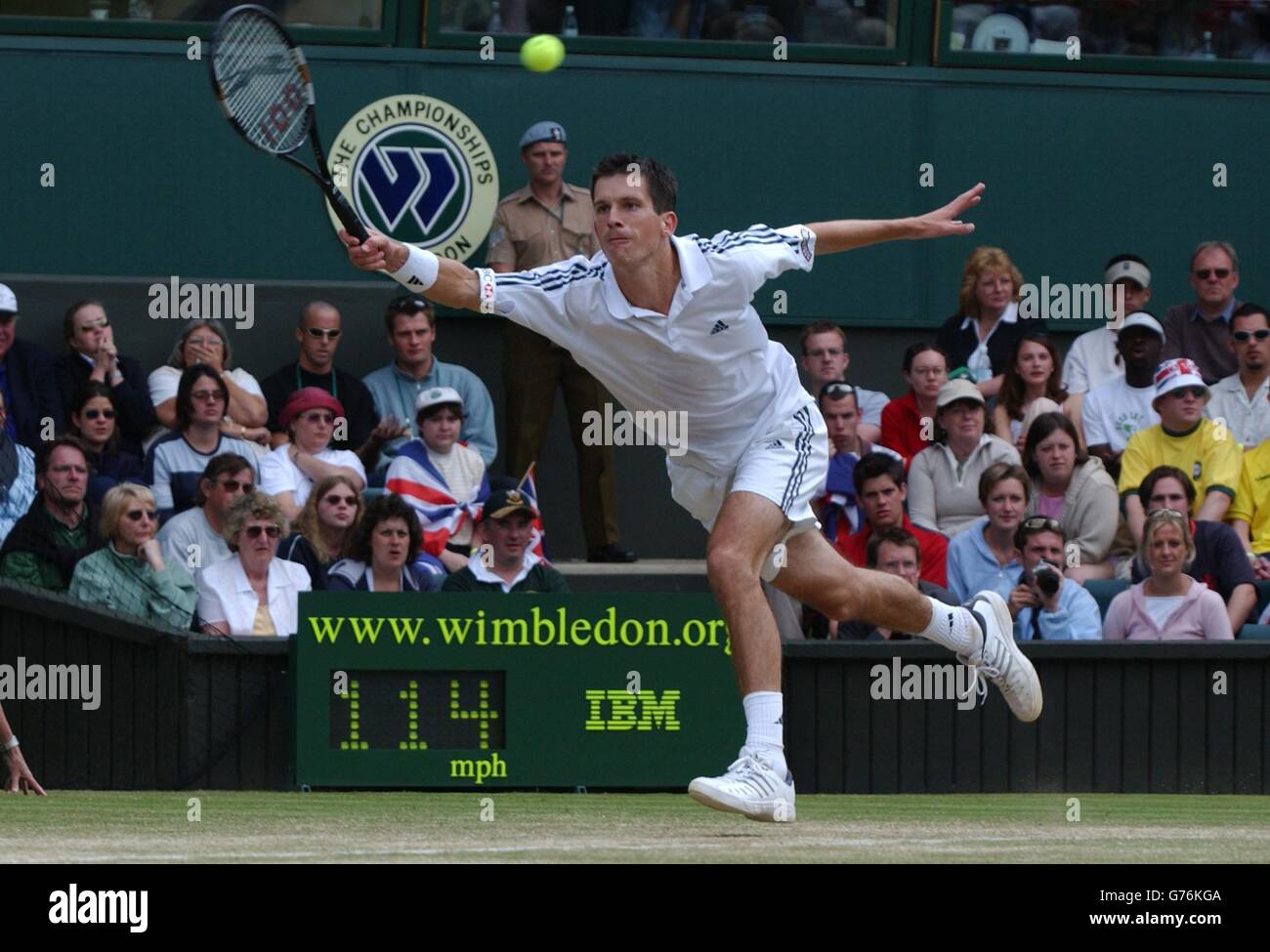 KEINE KOMMERZIELLE NUTZUNG. Der britische Tennisstar Tim Henman für Männer auf dem Weg zum Sieg gegen Wayne Ferreira aus Südafrika auf dem Centre Court in Wimbledon. Henman gewann 7:6/3:6/7:6/6:1 und holte sich einen Platz im Viertelfinale. Stockfoto
