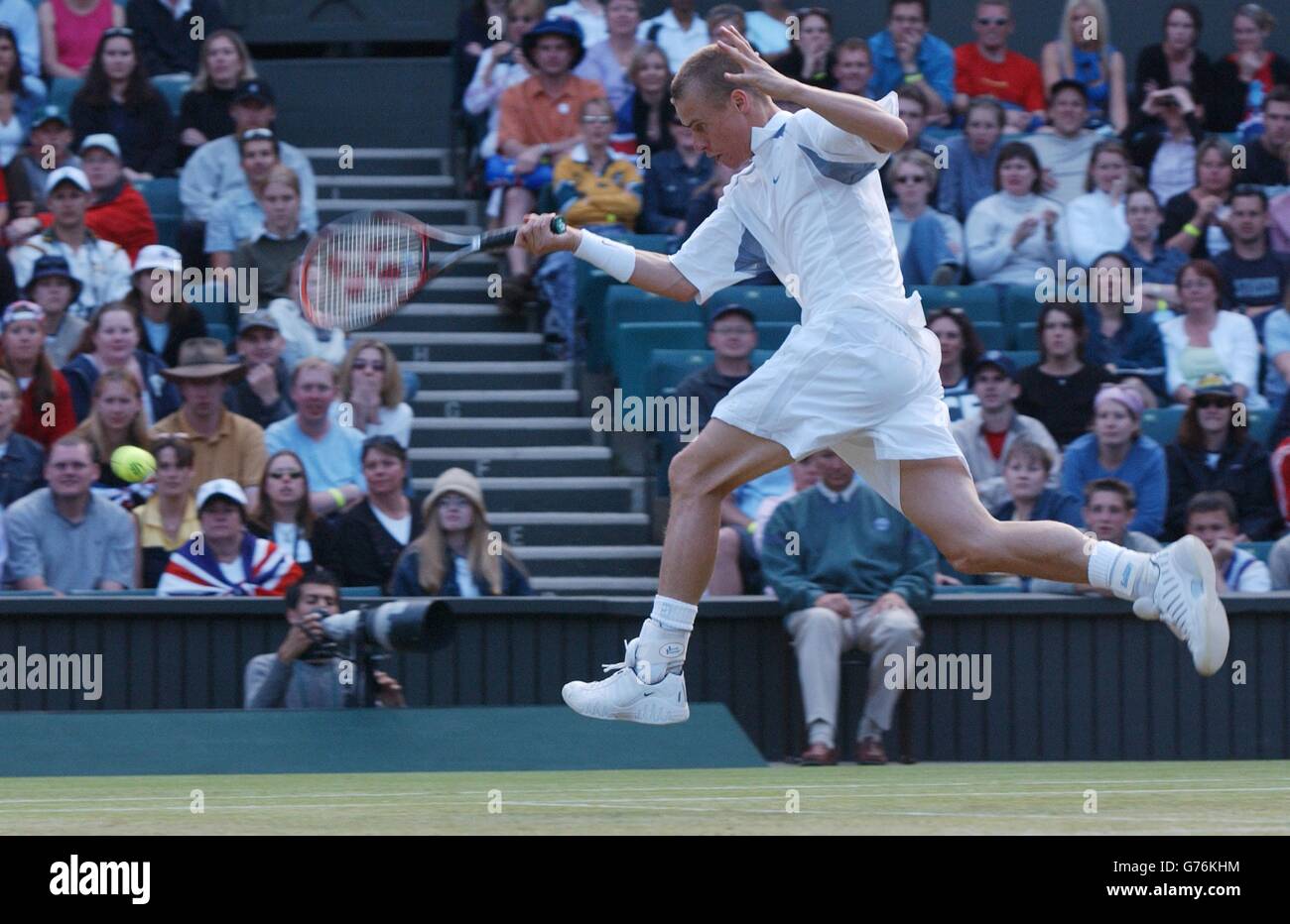 KEINE KOMMERZIELLE NUTZUNG. Lleyton Hewitt, der Top-Seed aus Australien im Einsatz am Centre Court in Wimbledon gegen Julian Knowle aus Österreich. Der Gewinner geht ins Viertelfinale. Stockfoto