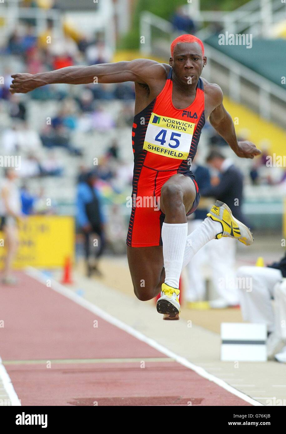 Der britische Phillips Idowu in Aktion, auf seinem Weg zum Sieg beim Männer Triple Jump während des Norwich Union Classic im Don Valley Stadium, Sheffield. Stockfoto