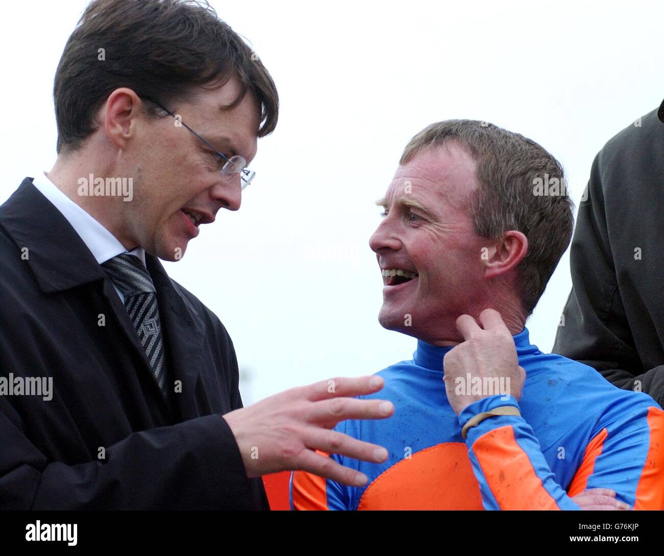 Budweiser Irish Derby Trophäe - Kinnane und O'Brien. Jockey Mick Kinnane spricht mit dem Trainer von High Chaparral, Aiden O'Brien (links), nachdem er das Budweiser Irish Derby beim Curragh gewonnen hat. Stockfoto