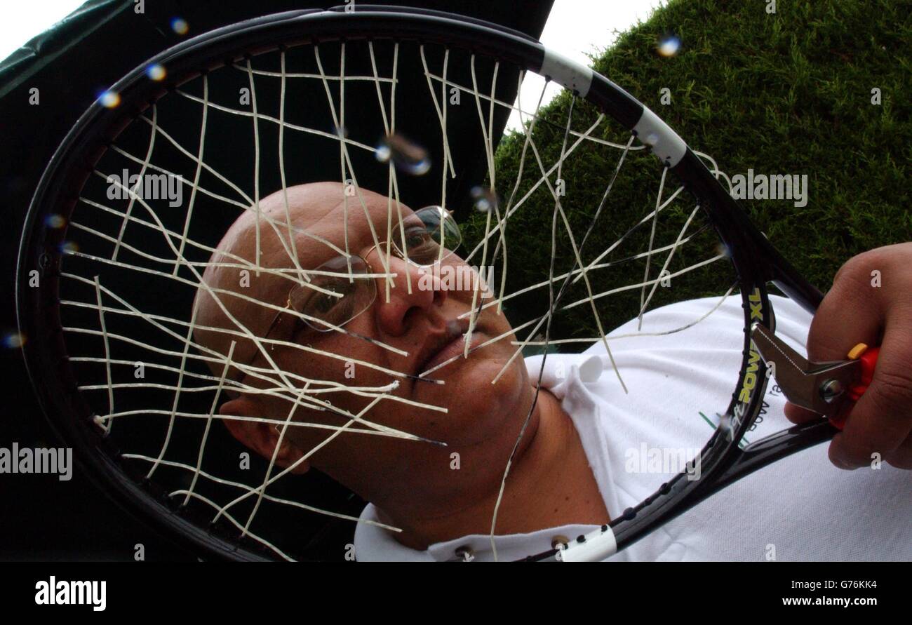 FÜR , KEINE KOMMERZIELLE VERWENDUNG. Dip Patel von Swiss Cottage, London bereitet sich darauf vor, bei den Wimbledon Tennis Championships einen beschädigten Schläger zu beschleichen. Herr Patel gehört zu einem Team von offiziellen Schlägerstringlern, die rund um die Uhr bei der Reparatur und dem Stringieren von Schlägern für viele der besten Saatgut arbeiten. Stockfoto