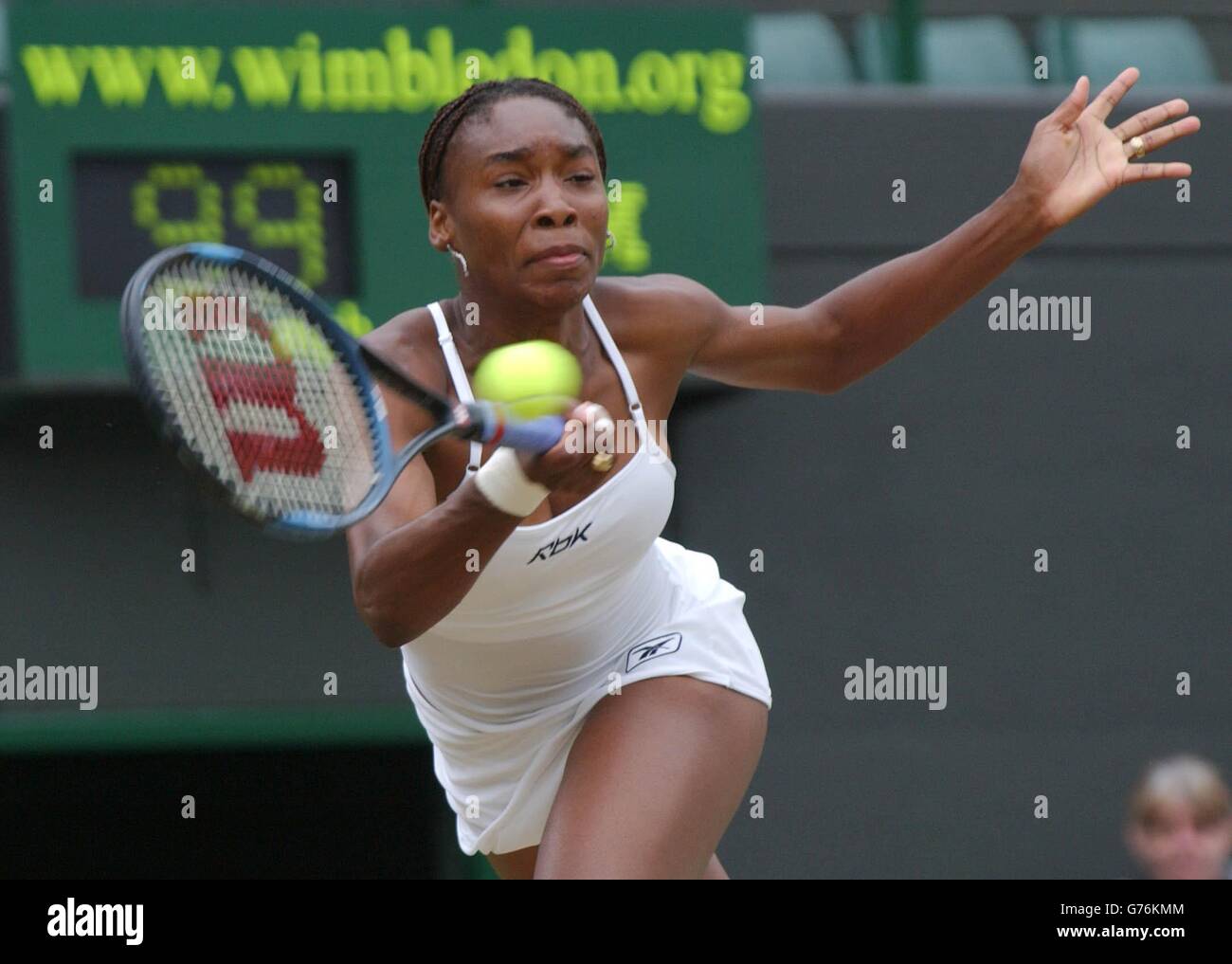 FÜR , KEINE KOMMERZIELLE VERWENDUNG. Die Top-Frauensaat aus Amerika Venus Williams im Einsatz gegen Landsfrau Lisa Raymond in der vierten Runde auf Court One in Wimbledon. Williams wischte Raymond 6:1/6:2 beiseite. Stockfoto