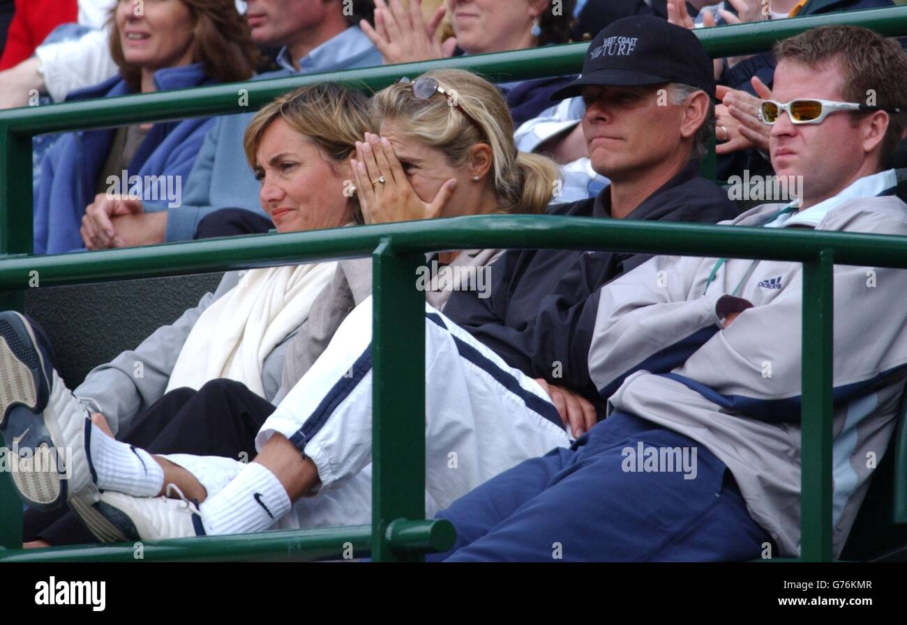 FÜR , KEINE KOMMERZIELLE VERWENDUNG. Lucy Henman (zweite von links) kann nicht zusehen wie ihr Mann, Großbritanniens Nummer eins Tennisstar Tim Henman, in der vierten Runde auf dem Court One in Wimbledon den Schweizer Michel Kratochvil spielt. Stockfoto