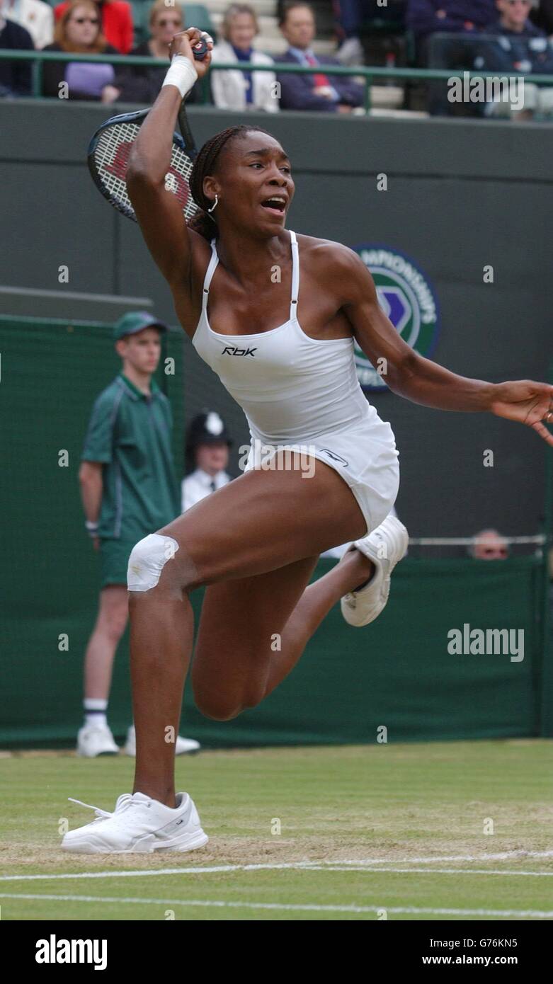 FÜR , KEINE KOMMERZIELLE VERWENDUNG. Die Top-Frauensaat aus Amerika Venus Williams im Einsatz gegen Landsfrau Lisa Raymond in der vierten Runde auf Court One in Wimbledon. Williams wischte Raymond 6:1/6:2 beiseite. Stockfoto
