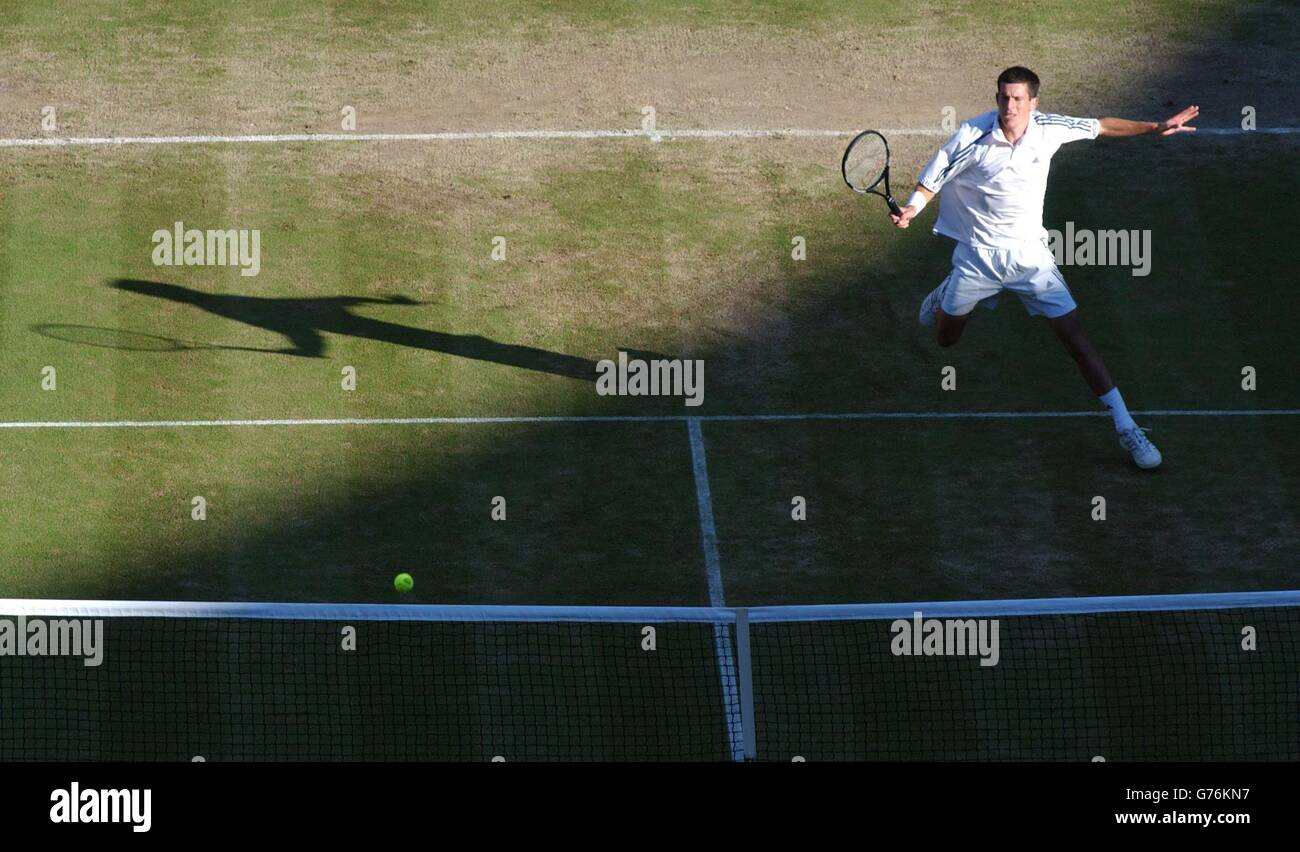 FÜR , KEINE KOMMERZIELLE VERWENDUNG. Großbritanniens Nummer eins Tennisstar Tim Henman im Kampf gegen den Schweizer Michel Kratochvil in der vierten Runde auf dem Court One in Wimbledon. Stockfoto