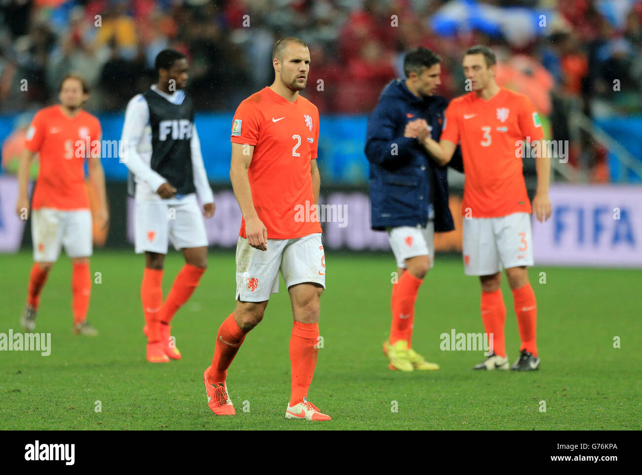 Der Niederländer Ron Vlaar hat sich nach der Niederlage bei der Elfmeterschießen niedergeschlagen Stockfoto
