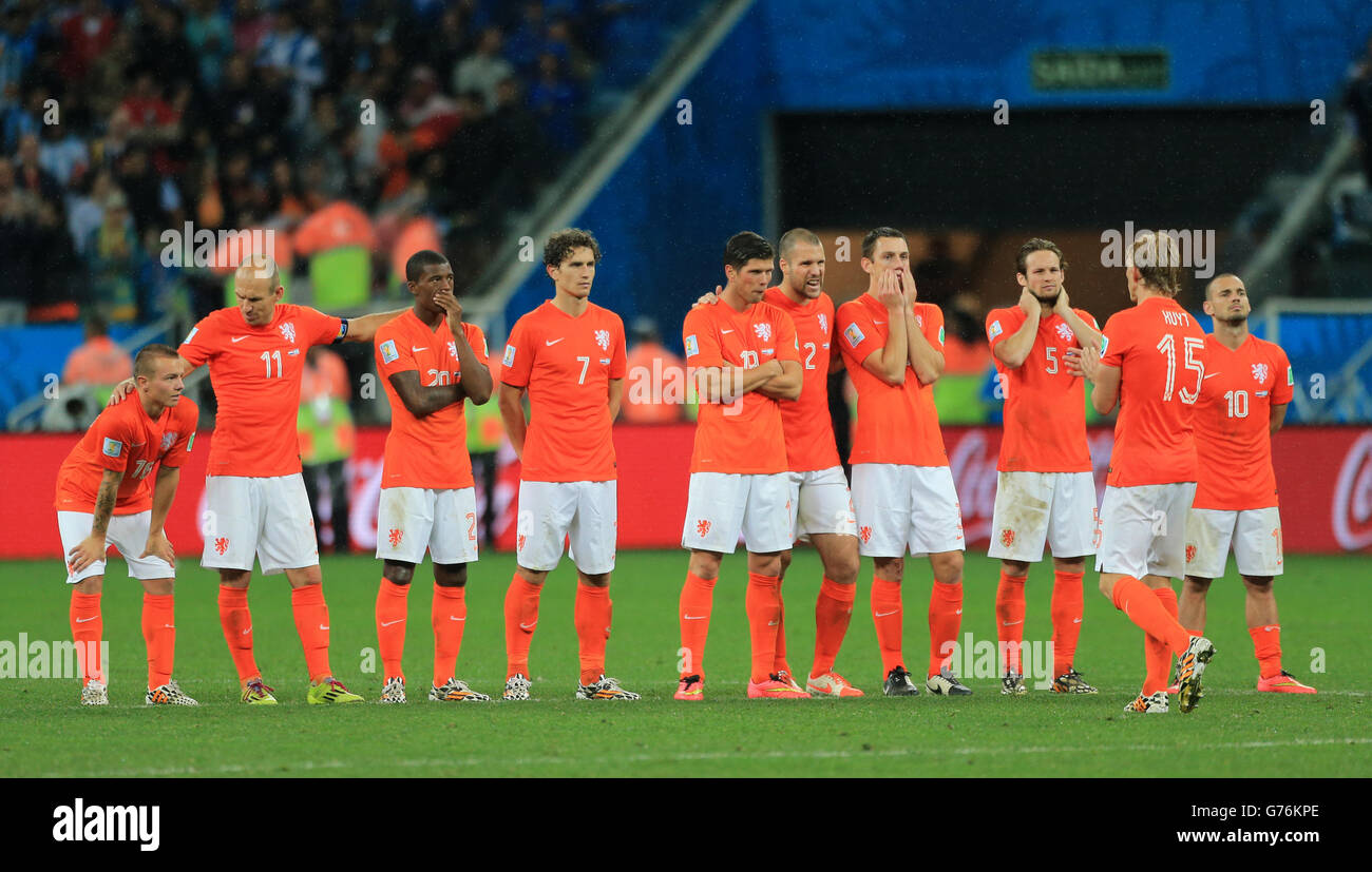 Fußball - FIFA Fußball-Weltmeisterschaft 2014 - Halbfinale - Niederlande / Argentinien - Arena de Sao Paulo. Die niederländischen Spieler stehen nach der Niederlage des Elfmeterschießens niedergeschlagen Stockfoto