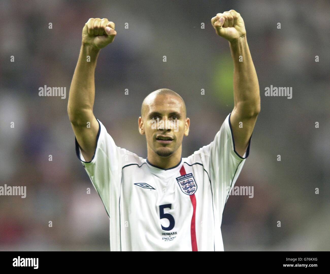 Bibliotheksfiler von Rio Ferdinand feiert, nachdem England seinen Platz im Viertelfinale des WM-Finales 2002 sicherte. Ferdinand hat nach Angaben des Agenten des Spielers eine Überweisungsanforderung gestellt. Der 23-Jährige hat sich angesichts zunehmender Spekulationen, dass er für einen Umzug in Leeds bittere Rivalen Manchester United bereit sein könnte, über seine Zukunft gegrübelt. New Leeds-Chef Terry Venables hatte gehofft, Ferdinand, der einer der Star-Performer in diesem Sommer der Weltmeisterschaft war zu halten. Leeds Vorsitzender Peter Ridsdale sagte am Dienstag, der Club würde jede Anfrage für einen Umzug ablehnen, wie sie an der hängen wollen Stockfoto