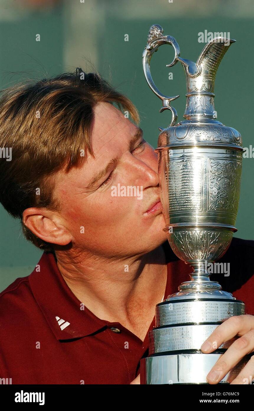 Der Südafrikaner Ernie Els küsst den Klarinettenkrug, nachdem er die 131. Open Championship in einem Play-off mit dem Franzosen Thomas Levet in Muirfield, Schottland, gewonnen hat. Els gewann die Open Championship 2002 nach einem plötzlichen Abspielen. Stockfoto